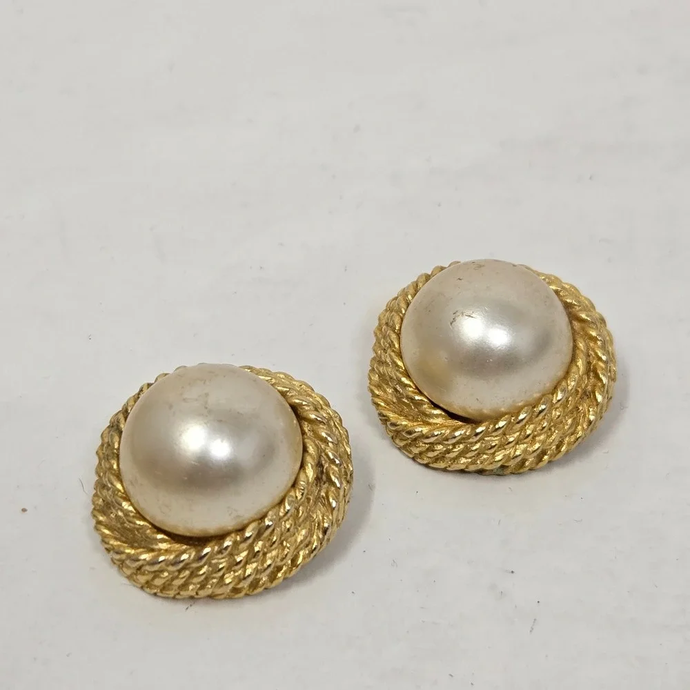 Vintage Gold Tone Mabe Pearl Rope Border‎ Clip On Earrings Round Button 1 Inch